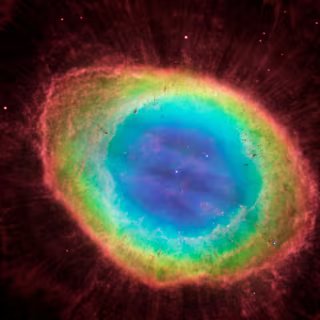 La nébuleuse de la Lyre (en anglais Ring Nebula), M57, est une nébuleuse planétaire située comme son nom l'indique dans la constellation de la Lyre. Elle est le produit de la matière éjectée par une étoile mourante qui s'est transformée il y a des milliers d'années en la naine blanche brillante que l'on distingue en son centre. © Nasa